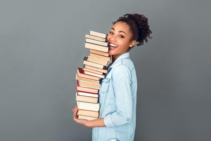 mulher segurando livros