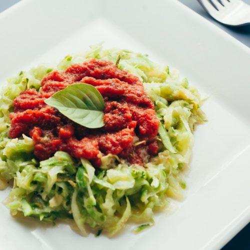 Aprenda a fazer um delicioso macarrão de abobrinha para o almoço ou jantar.