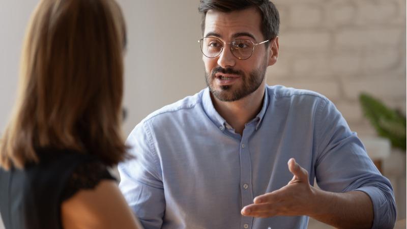 homem fala em ambiente de trabalho