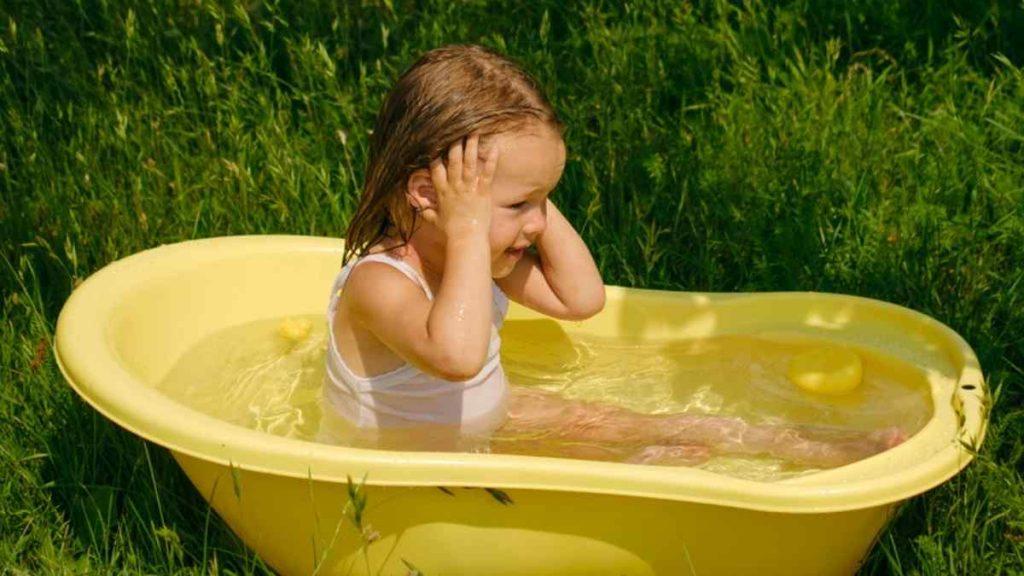 como tirar água do ouvido de bebê