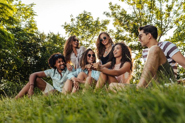 grupo de adolescentes juntos e felizes