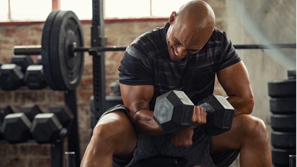 homem forte musculoso treinando e disposto a aumentar a intensidade de treino