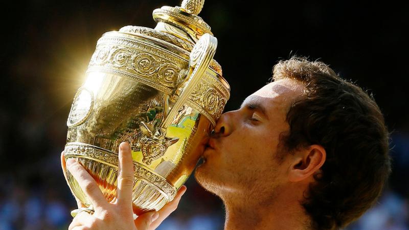 campeão beijando troféu