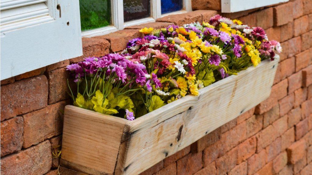 jardineira na janela para decorar a casa para a primavera