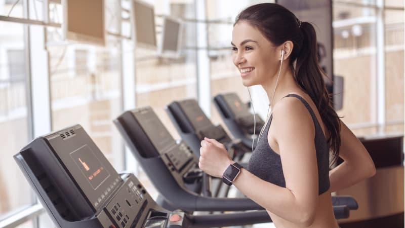 Ouvir músicas durante o treino de academia pode melhorar o desempenho dos exercícios (Foto: dima_sidelnikov/iStock)