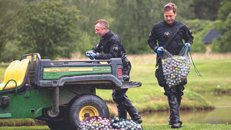 mergulhadores coletando bolas de golfe