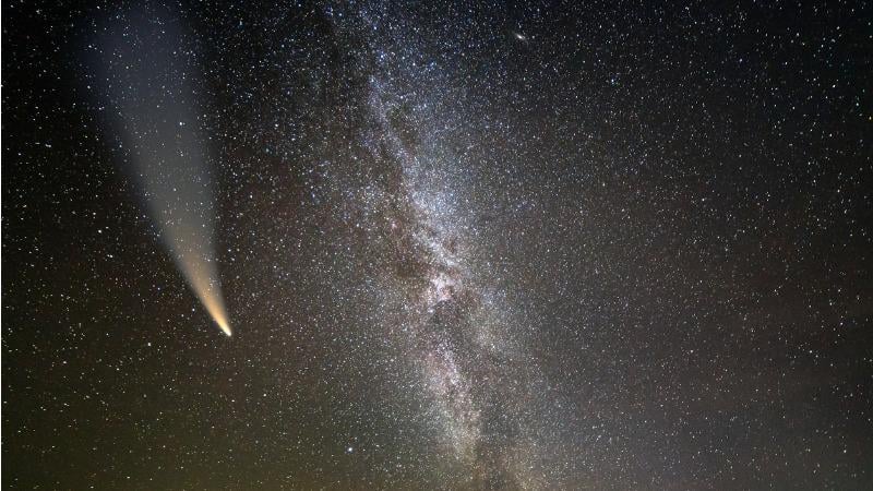 cometa atravessando o céu