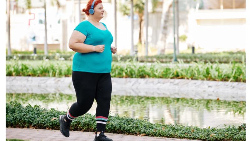 mulher acima do peso praticando exercício 