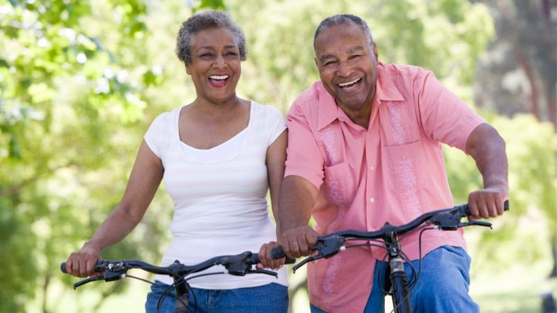 casal sênior andando de bicicleta