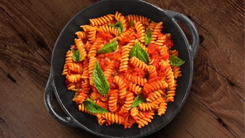 Macarrão de panela é uma das receitas que sujam pouca louça