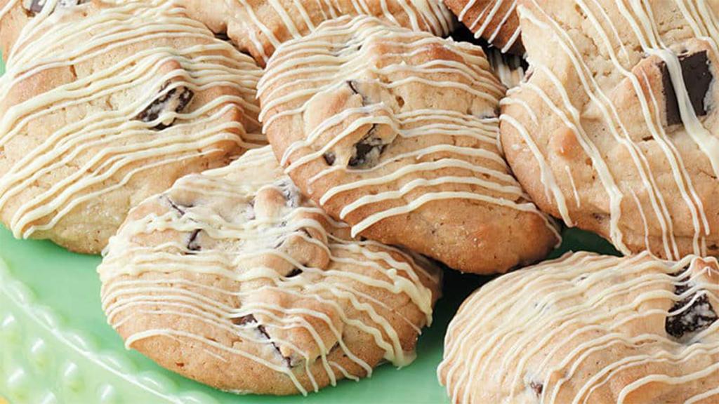 Aprenda a fazer cookies com gotas de chocolate.