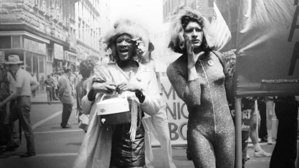 cena do filme Vida e morte de Marsha P. Johnson