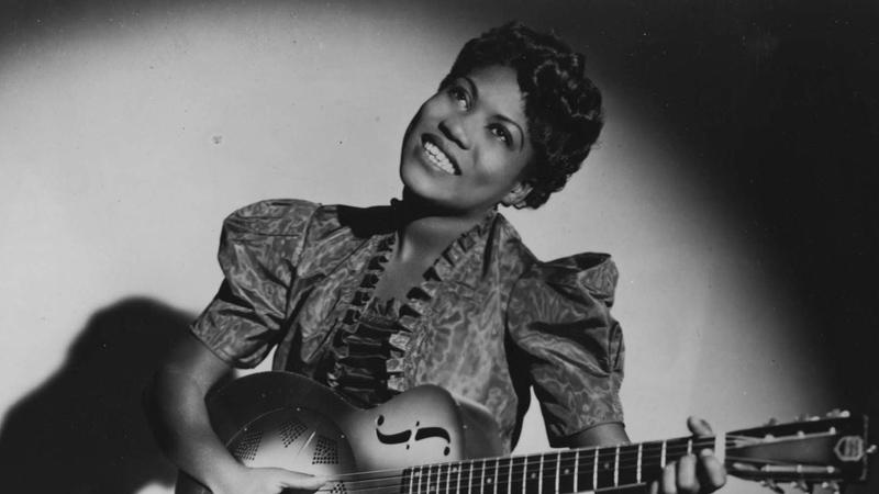 Sister Rosetta sorrindo com sua guitarra nos braços