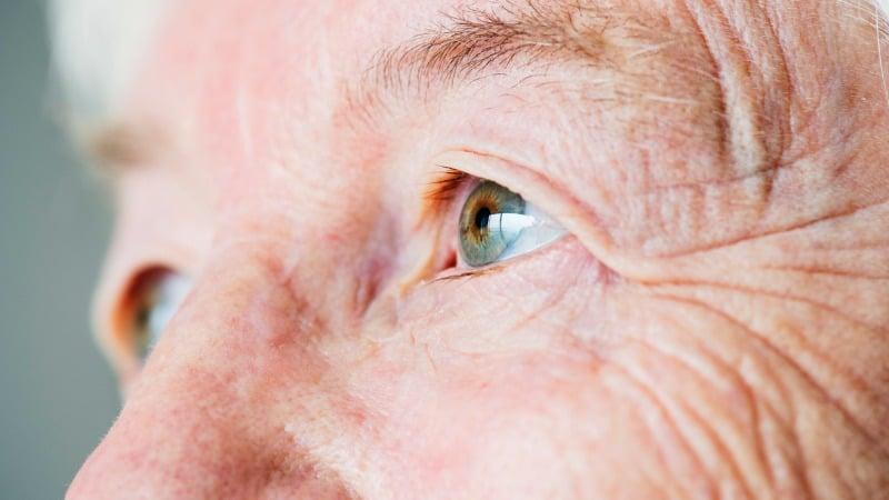 Entender e saber como lidar com a doença de Alzheimer em pessoas mais velhas é essencial (Foto: Rawpixel/iStock)