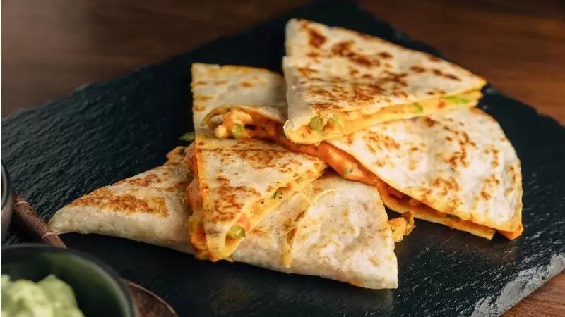 quesadillas em um prato de madeira