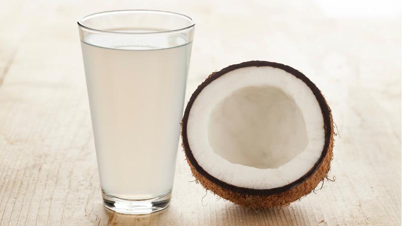 Agua de coco ajuda bastante no tratamento da dengue