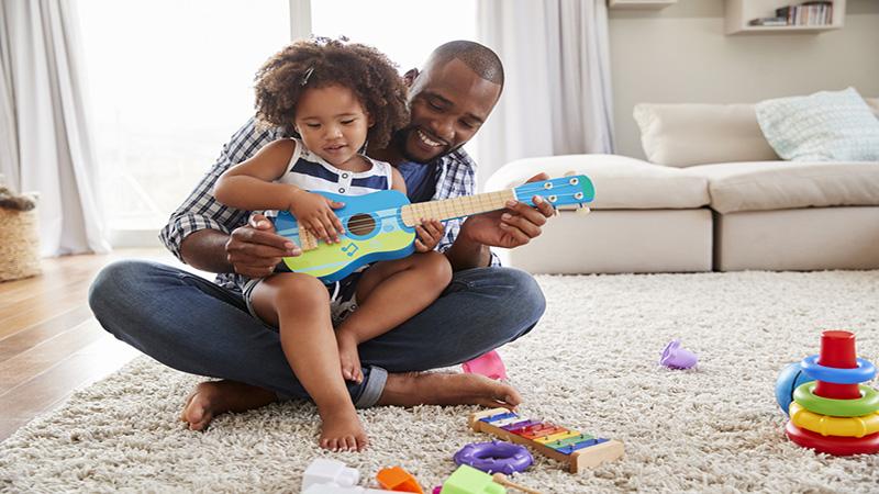 Pai e filha brincando