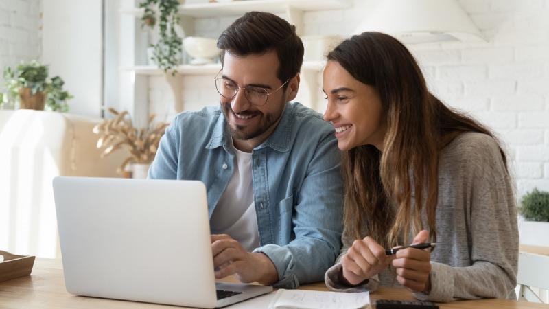 casal feliz fazendo compras online