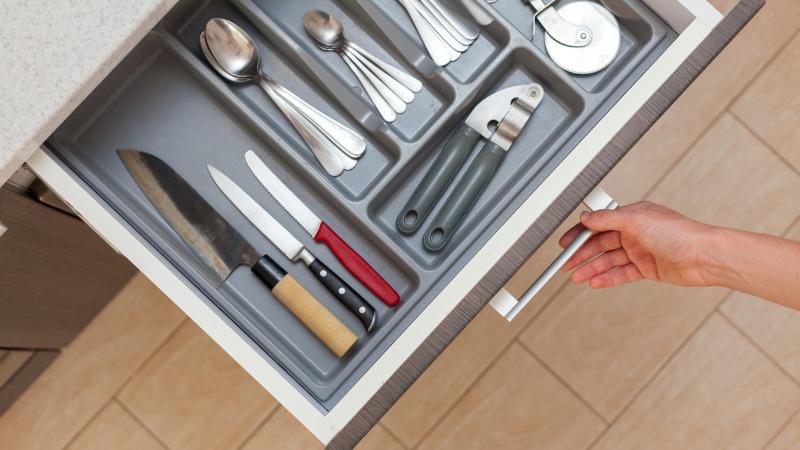 gaveta de cozinha com organizadores