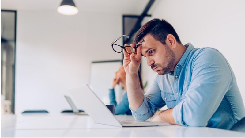 homem estressado no trabalho