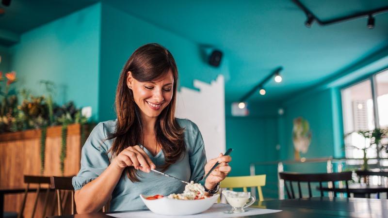 mulher comendo comida saudável para emagrecer