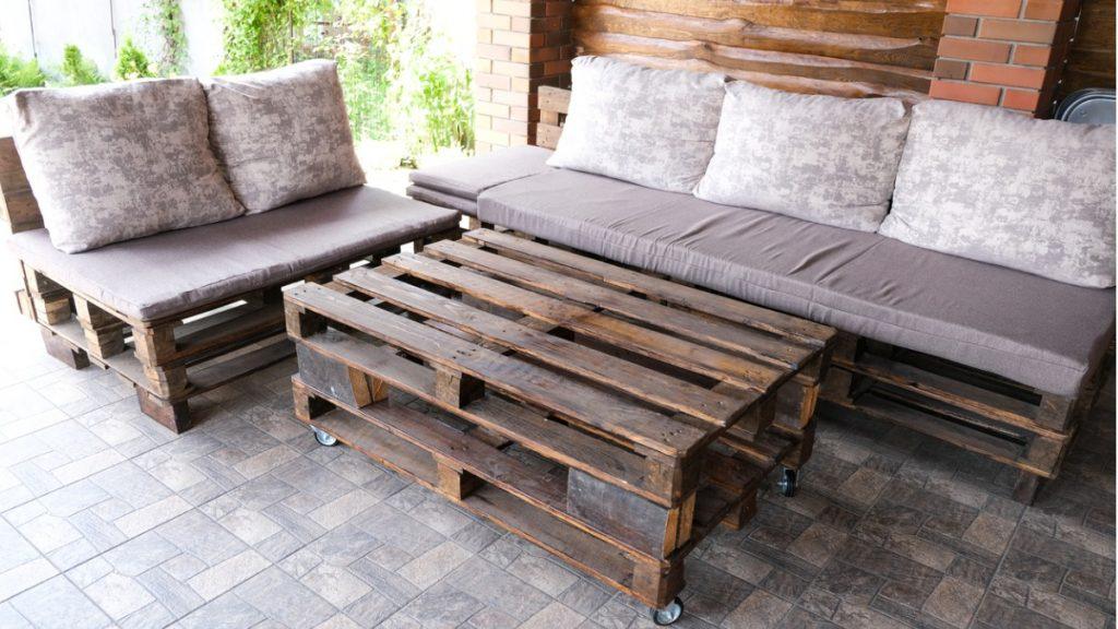 área externa com decoração com pallet