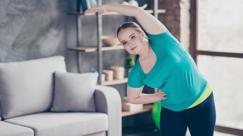 mulher fazendo exercício em casa