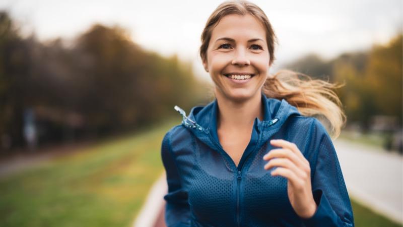 Mulher praticando exercício no inverno