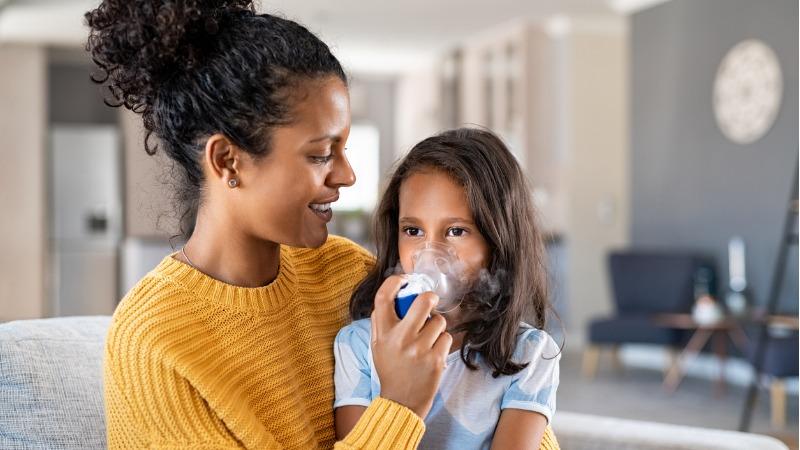 Nebulização com soro fisiológico.