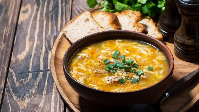 Sopa de legumes com macarrão é uma receita perfeita para o inverno.