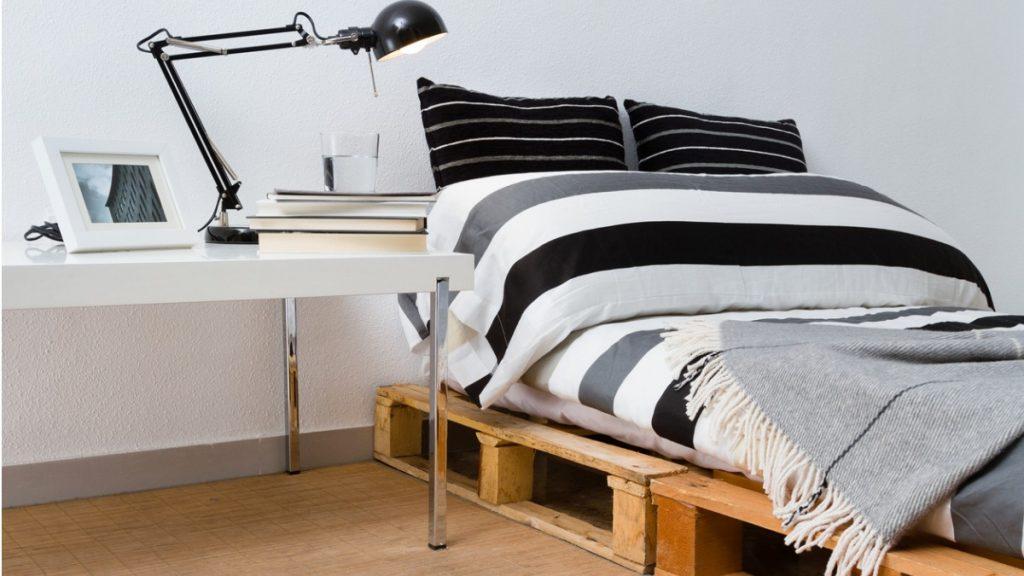 quarto com cama de pallet