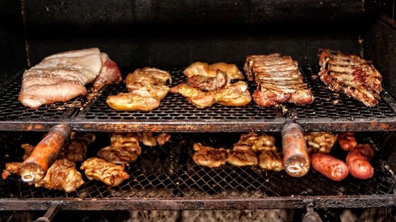  Se preparado de forma incorreta, o churrasco pode aumentar os riscos de câncer (Foto: RebecaMello/iStock)