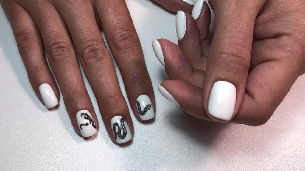 unhas com desenho de cobrinha