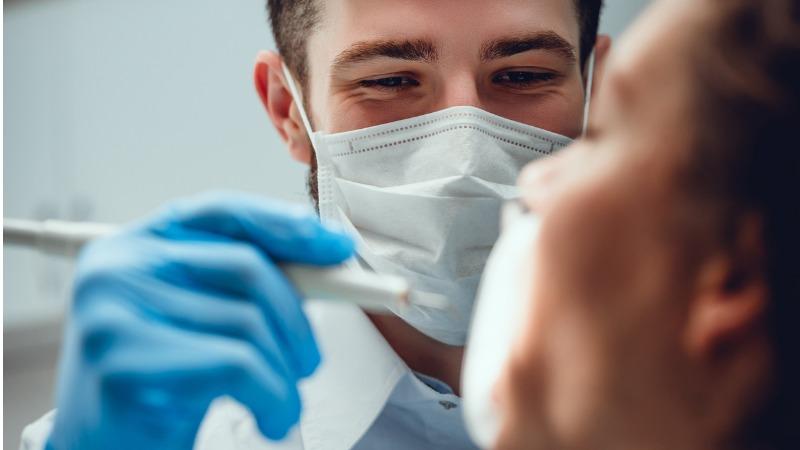 dentes quebrados ir ao dentista